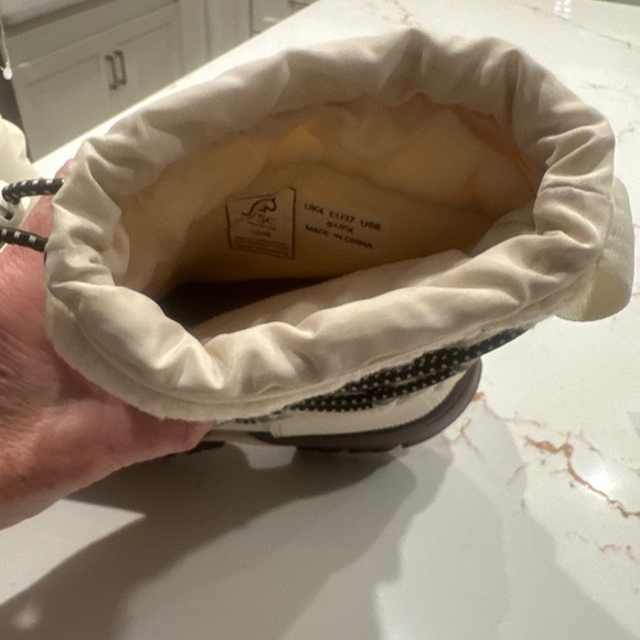 Hunter Cream and Brown Winter Boots - Picture 5 of 11